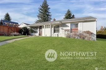 view of front of home featuring a front lawn