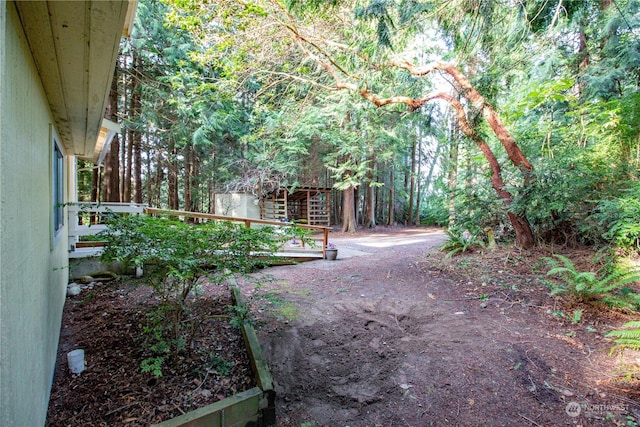 view of yard with an outdoor structure