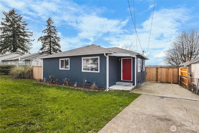 view of front of property featuring a front yard and fence