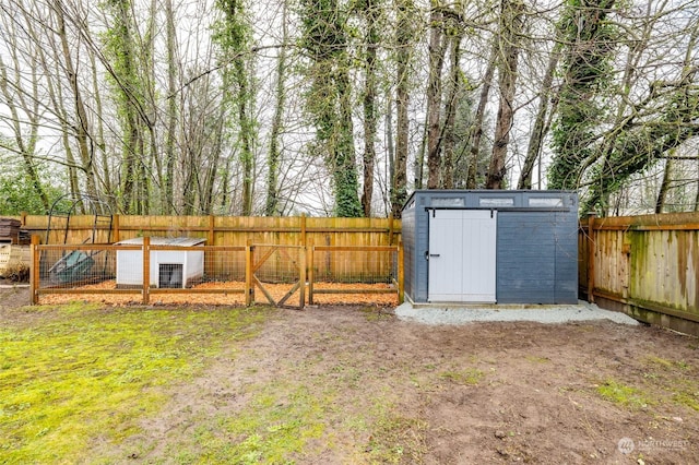 view of yard with a storage shed