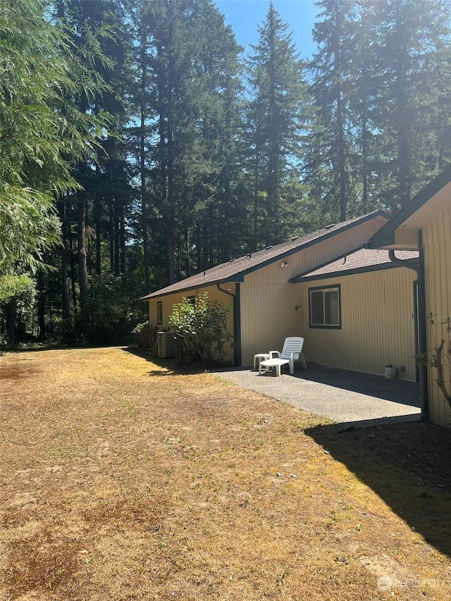 view of yard with a patio