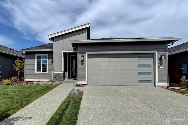 view of front of property featuring a front lawn and a garage