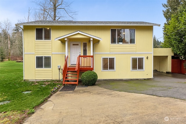 split foyer home featuring a front lawn