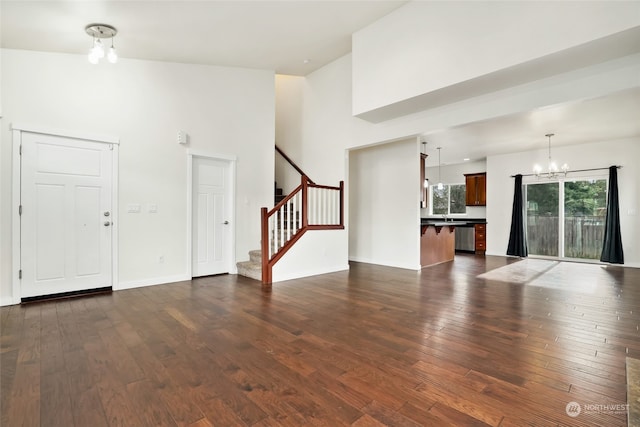 foyer with dark hardwood / wood-style flooring, a chandelier, and sink