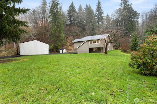 view of yard featuring an outdoor structure