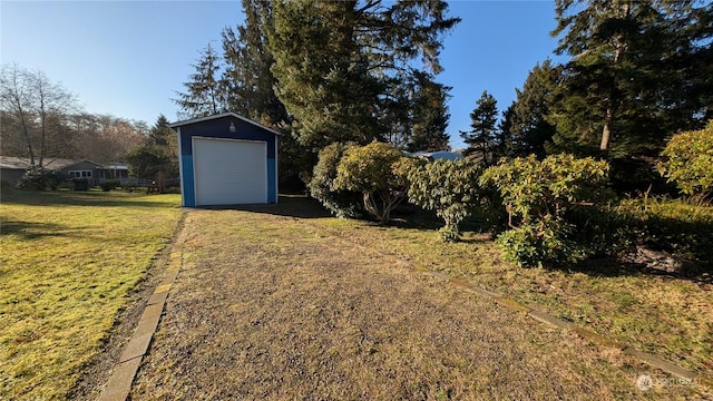 view of yard featuring an outdoor structure and a garage