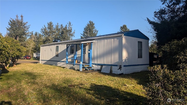 back of house featuring a lawn