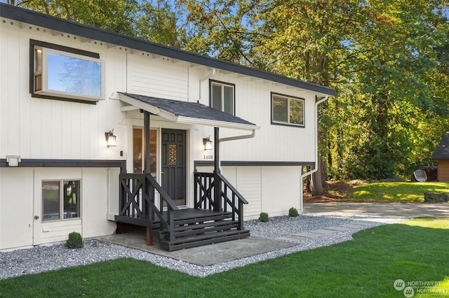 view of front of property with a front lawn