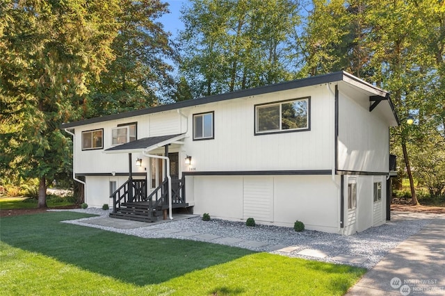 view of front of house featuring a front yard