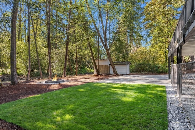 view of yard featuring a storage shed