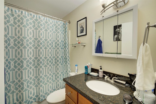 bathroom with a shower with shower curtain, vanity, and toilet