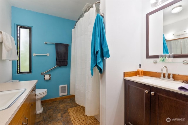 bathroom with a shower with curtain, vanity, and toilet