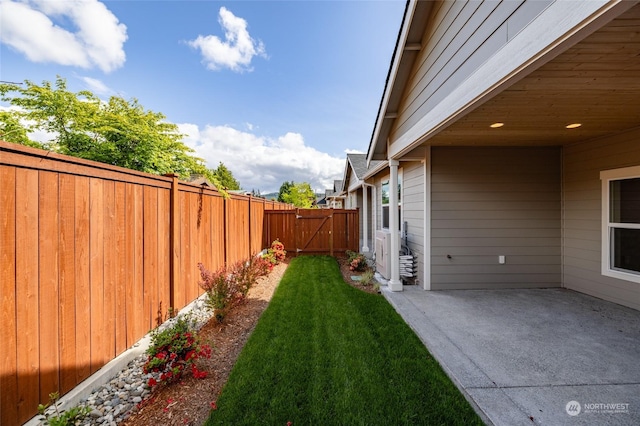 view of yard featuring a patio area