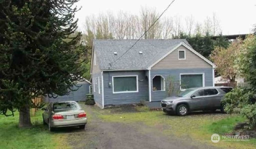 view of front facade with a front yard