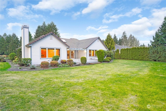 view of front of home featuring a front yard