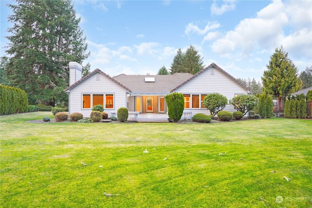 view of front facade featuring a front yard