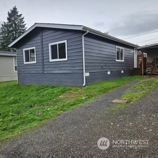 view of side of property featuring a lawn