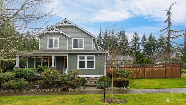 view of front of home featuring a front yard