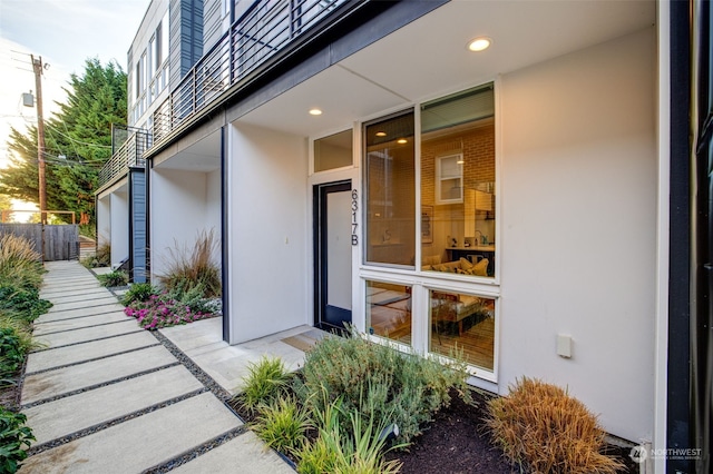 property entrance featuring a balcony