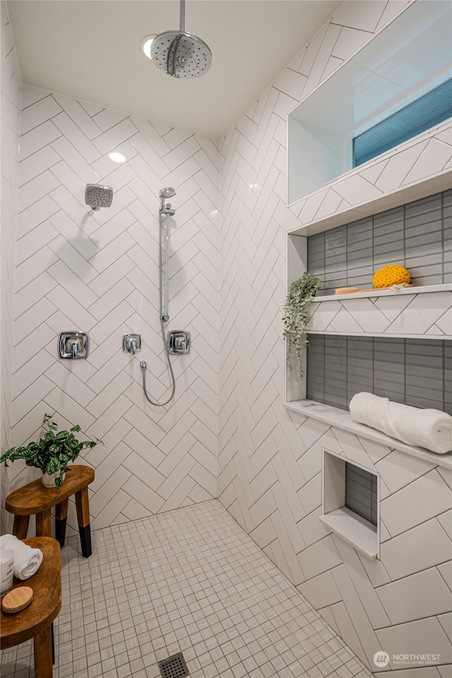 bathroom featuring a tile shower