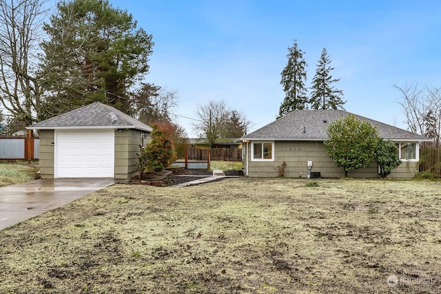 view of yard featuring an outdoor structure and a garage