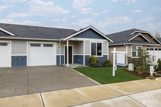 view of front of property featuring a front yard and a garage