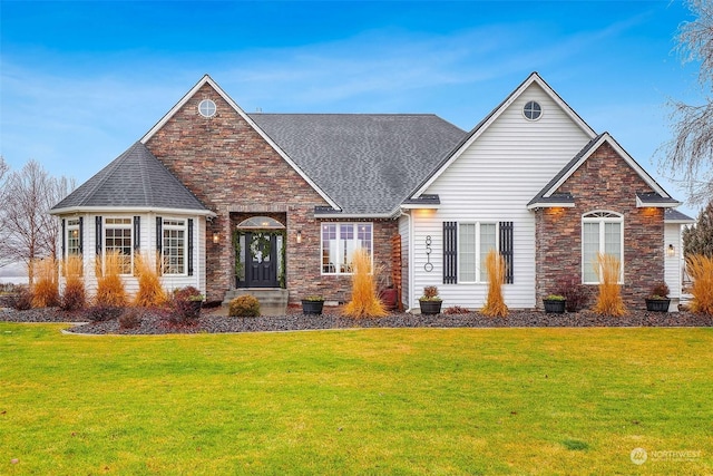 view of front of property featuring a front yard