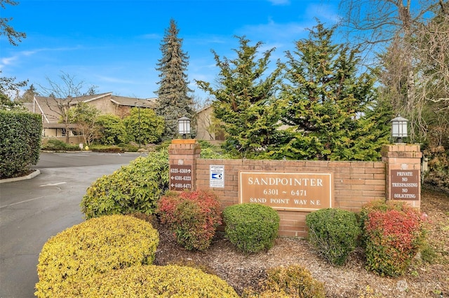 view of community / neighborhood sign