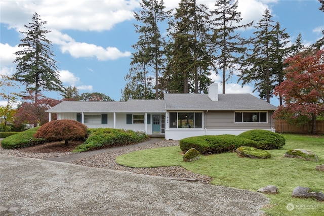 single story home with a front lawn