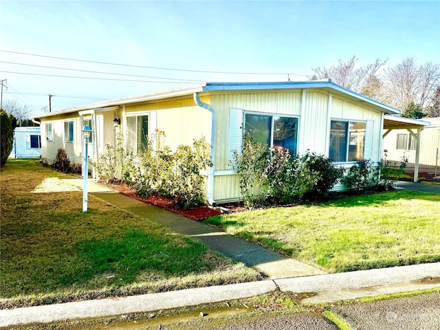 view of front of home featuring a front yard