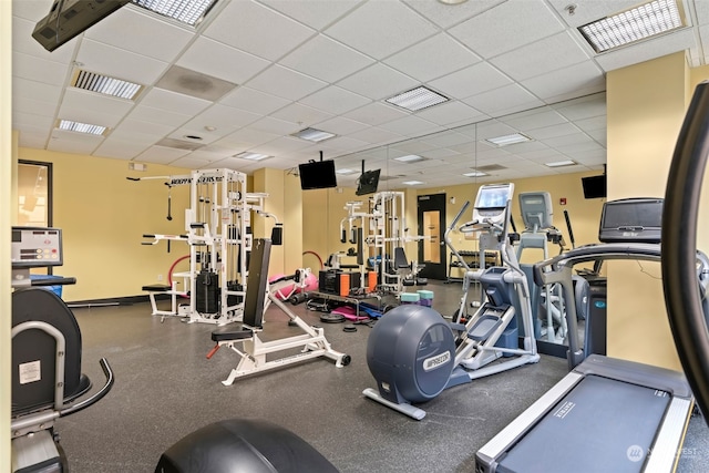 exercise room featuring a drop ceiling