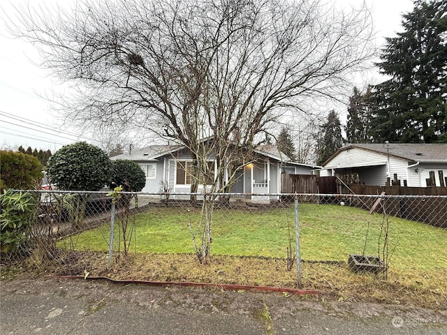 view of front facade featuring a front yard