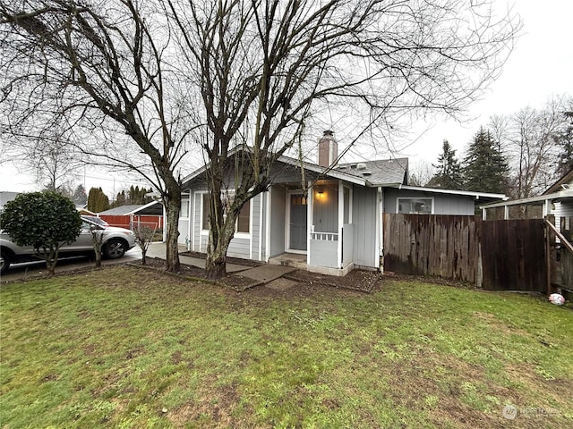 view of front of home featuring a front yard