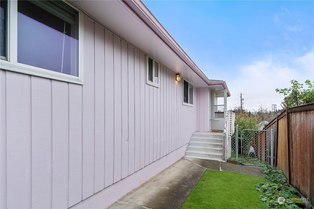 view of side of property featuring a lawn