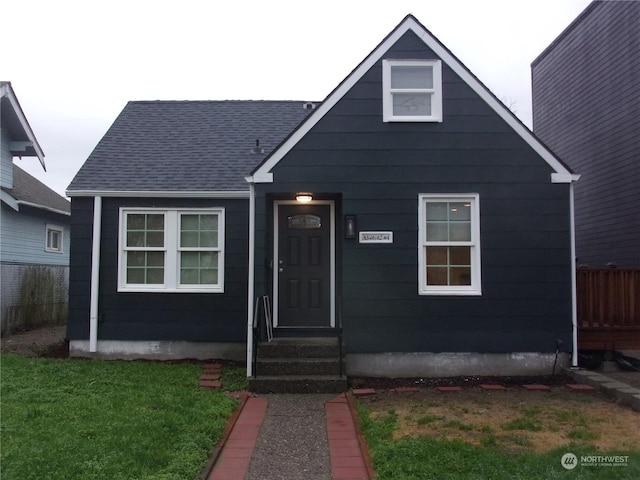 bungalow featuring a front lawn