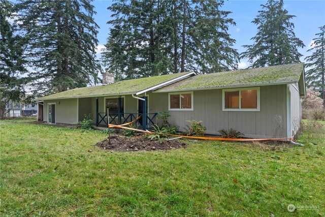 view of front of home featuring a front yard