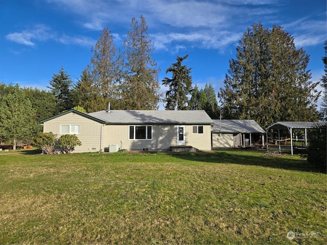 view of front of house featuring a front yard and a carport