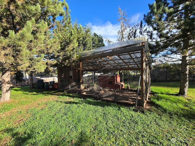 view of yard featuring an outbuilding
