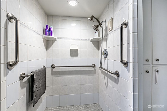 bathroom featuring a tile shower