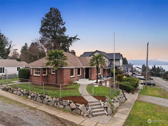 view of front of house featuring a lawn