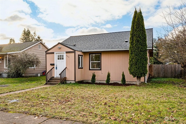 view of front of house featuring a front lawn