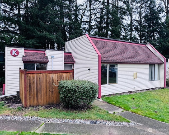 view of front of house featuring a front lawn