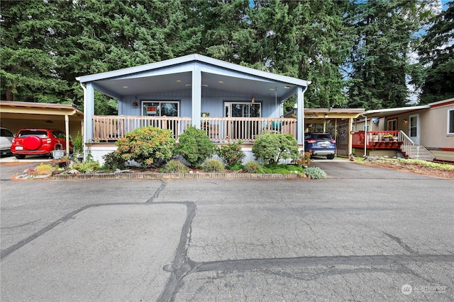 manufactured / mobile home featuring a porch