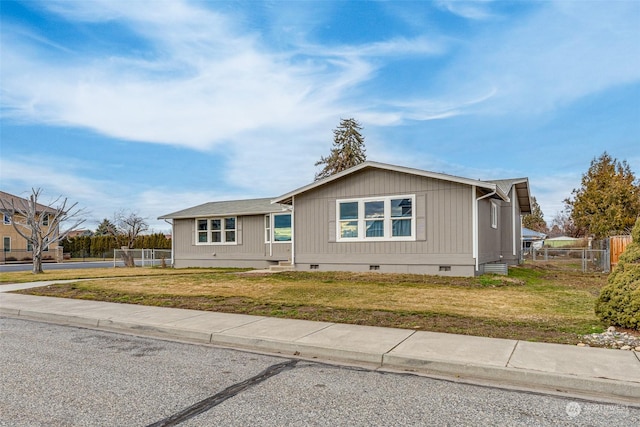 view of front of home featuring a front yard