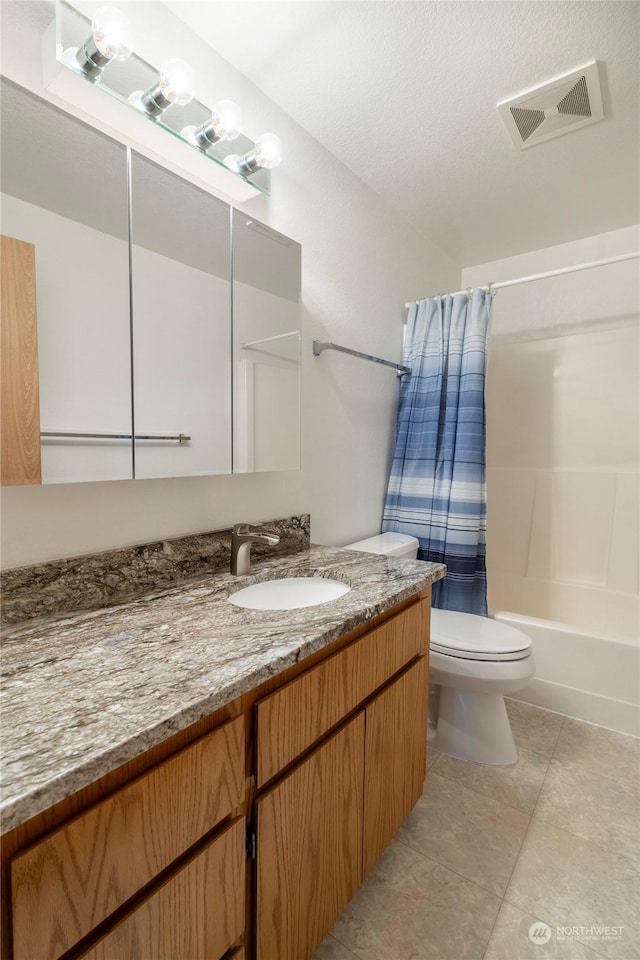 full bathroom featuring a textured ceiling, vanity, shower / bath combo, and toilet