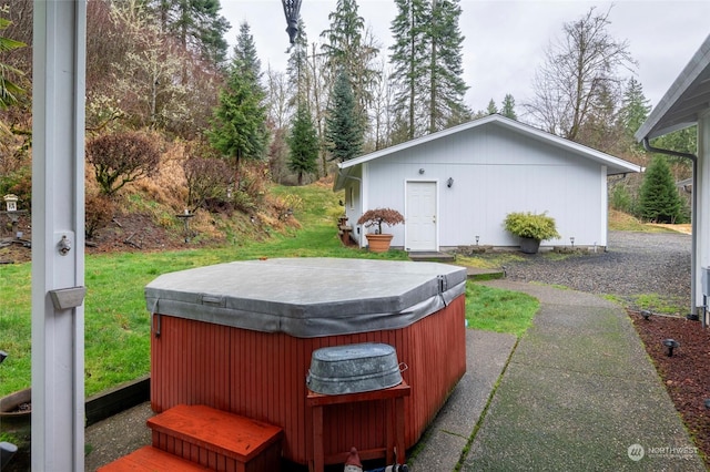 view of yard with a hot tub