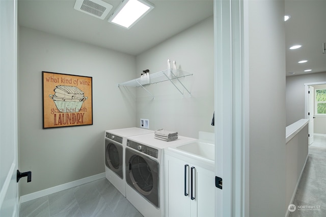 washroom with visible vents, baseboards, laundry area, recessed lighting, and separate washer and dryer