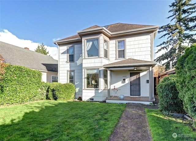 view of front of home featuring a front lawn