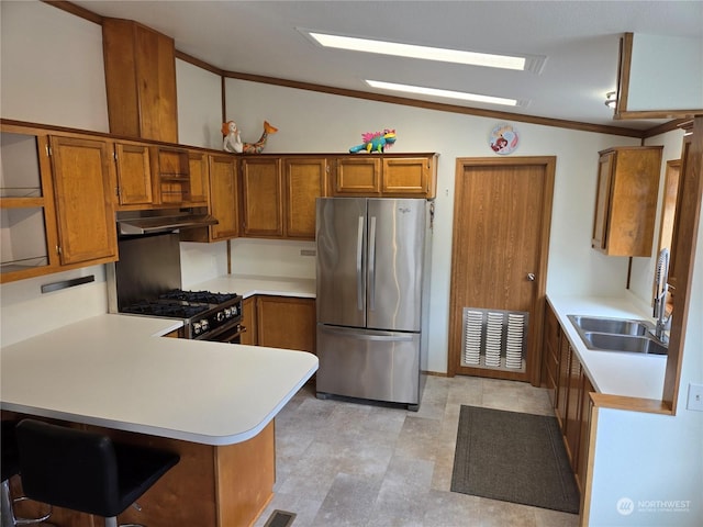 kitchen with kitchen peninsula, black stove, sink, stainless steel refrigerator, and lofted ceiling