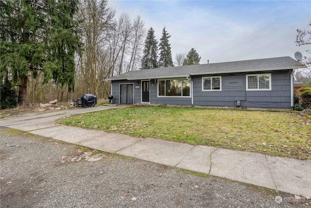 view of front of property featuring a front lawn